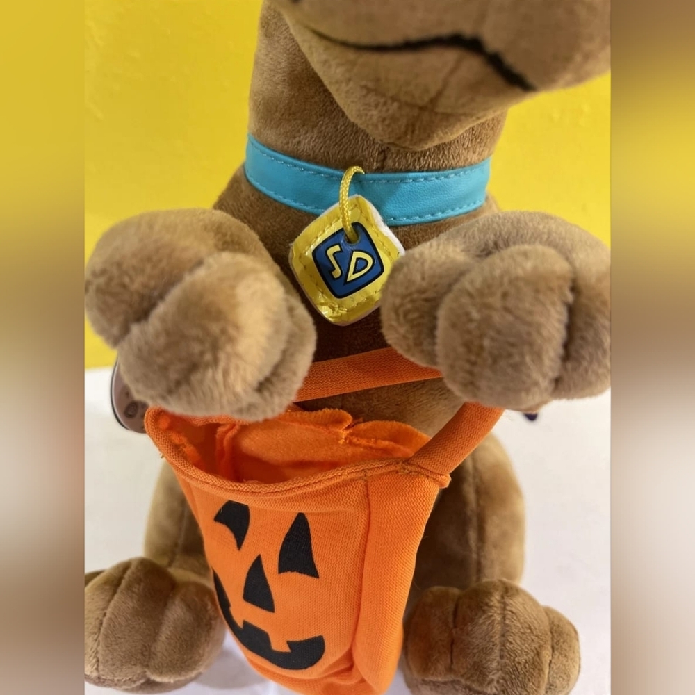 Hallmark Trick Or Treatin' Sooby-Doo Plush Animated Collectable Released in 2008 - Picture 7 of 12